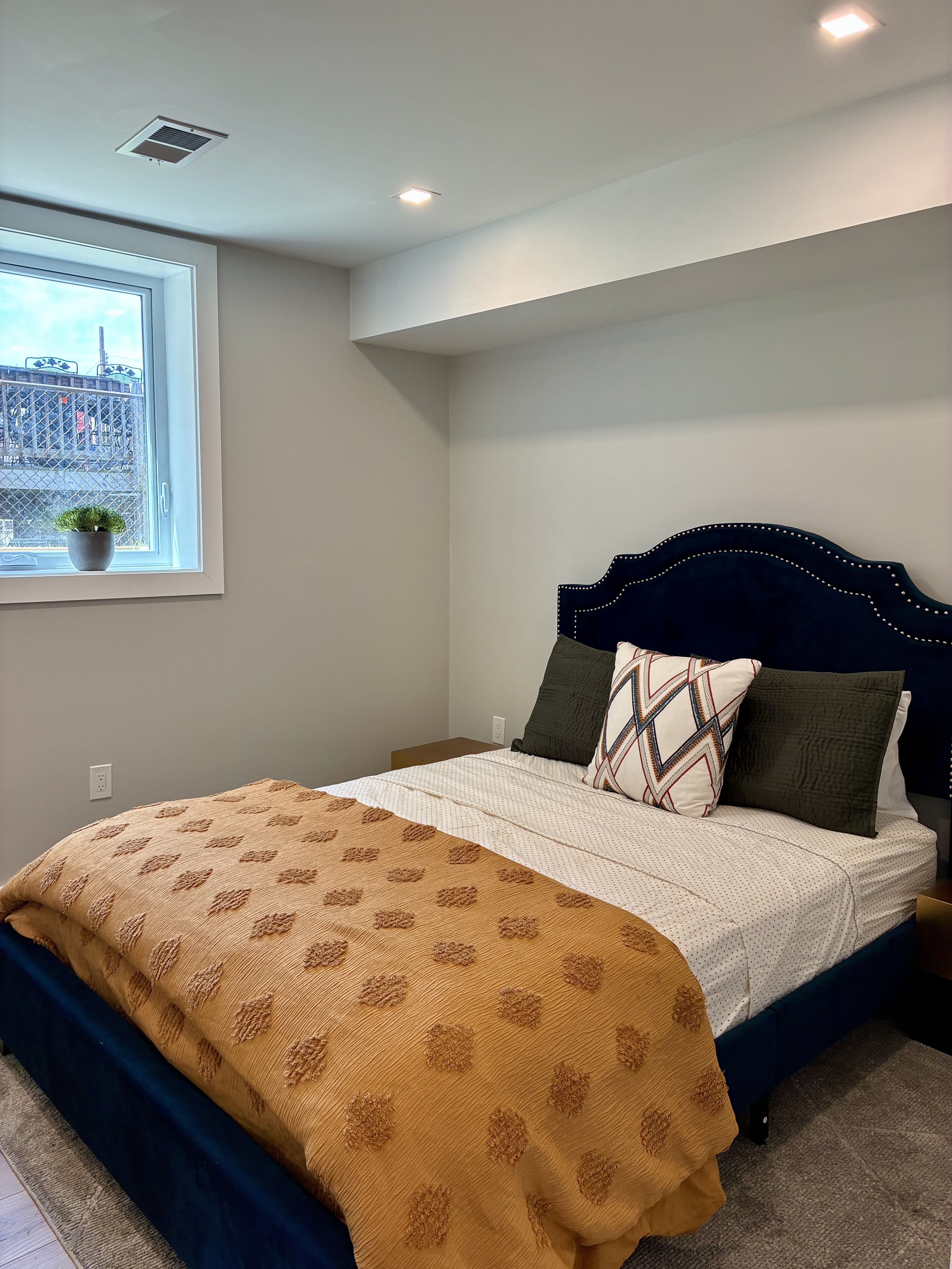 Beautifully Renovated, plenty of natural light  2 bdrm - Photo 10