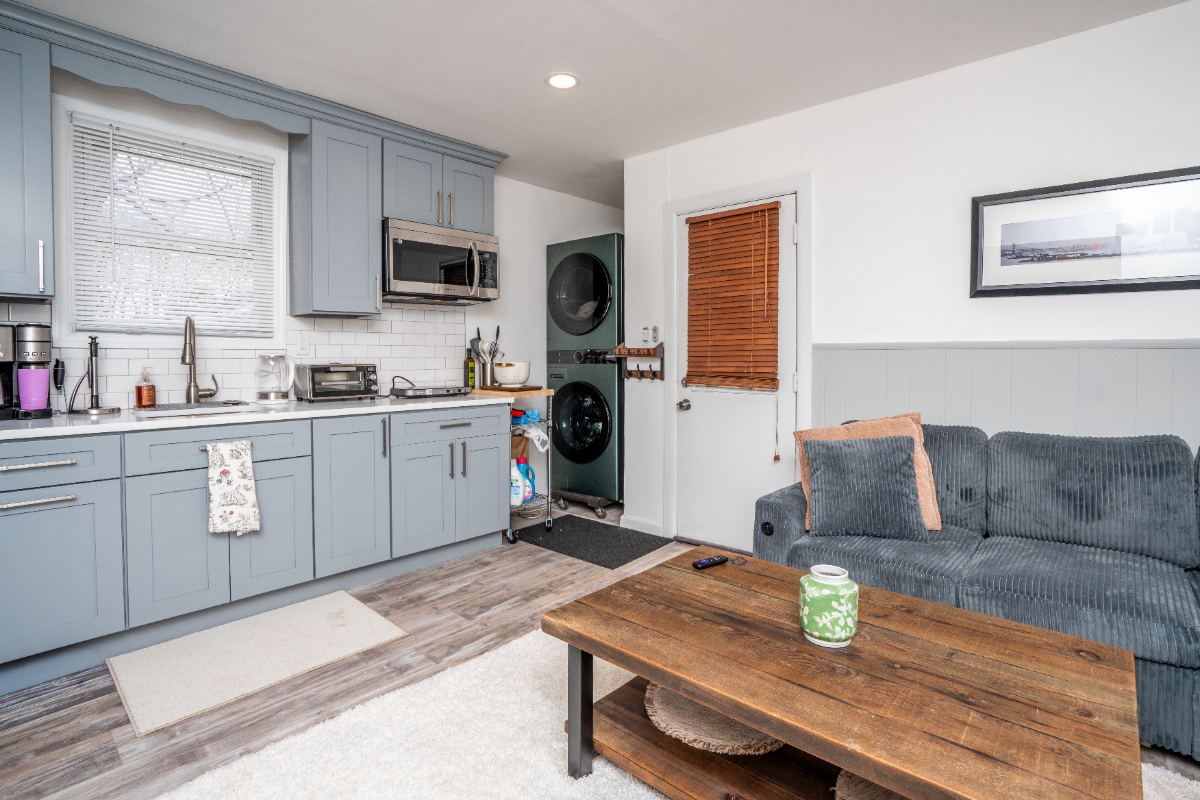 Cozy and Cute Cottage - Photo 3