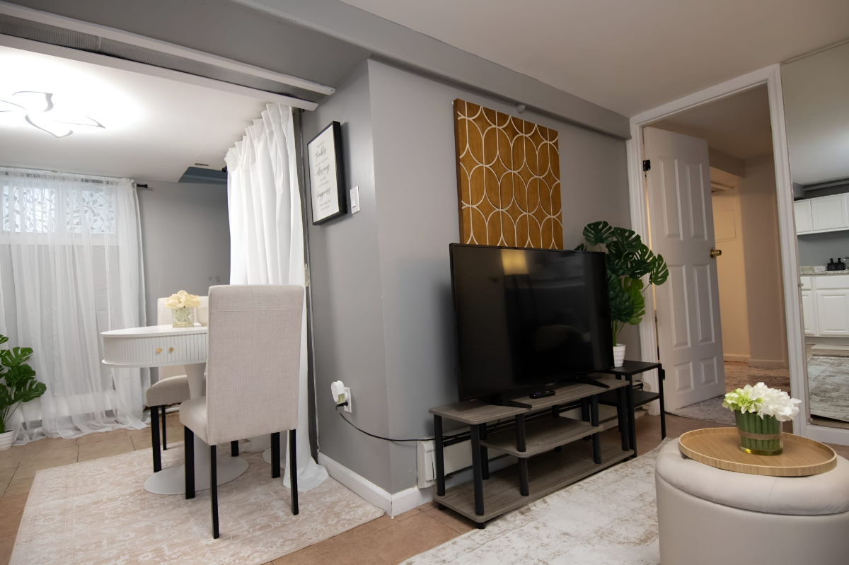 Private Suite in Queens, Seperate Entrance, Near NYC , Quiet & Convenient , All Utilities Included - Photo 1