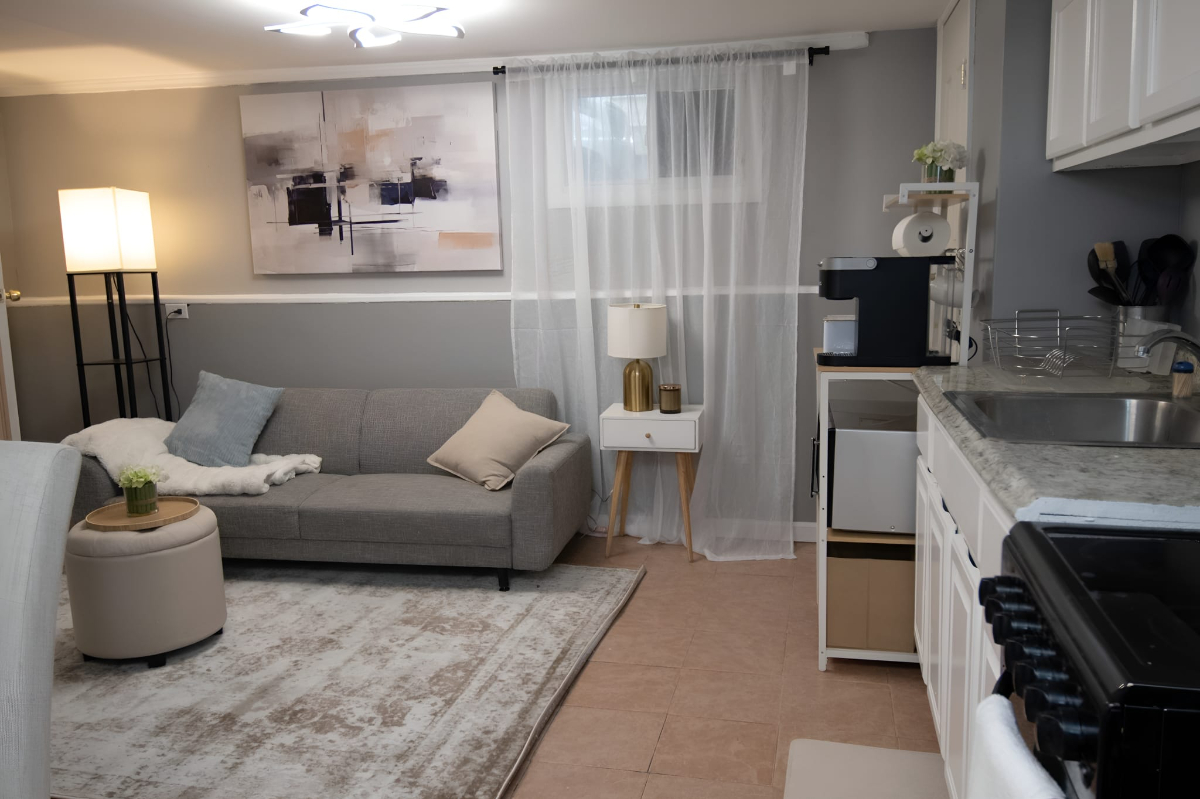 Private Suite in Queens, Seperate Entrance, Near NYC , Quiet & Convenient , All Utilities Included - Photo 3
