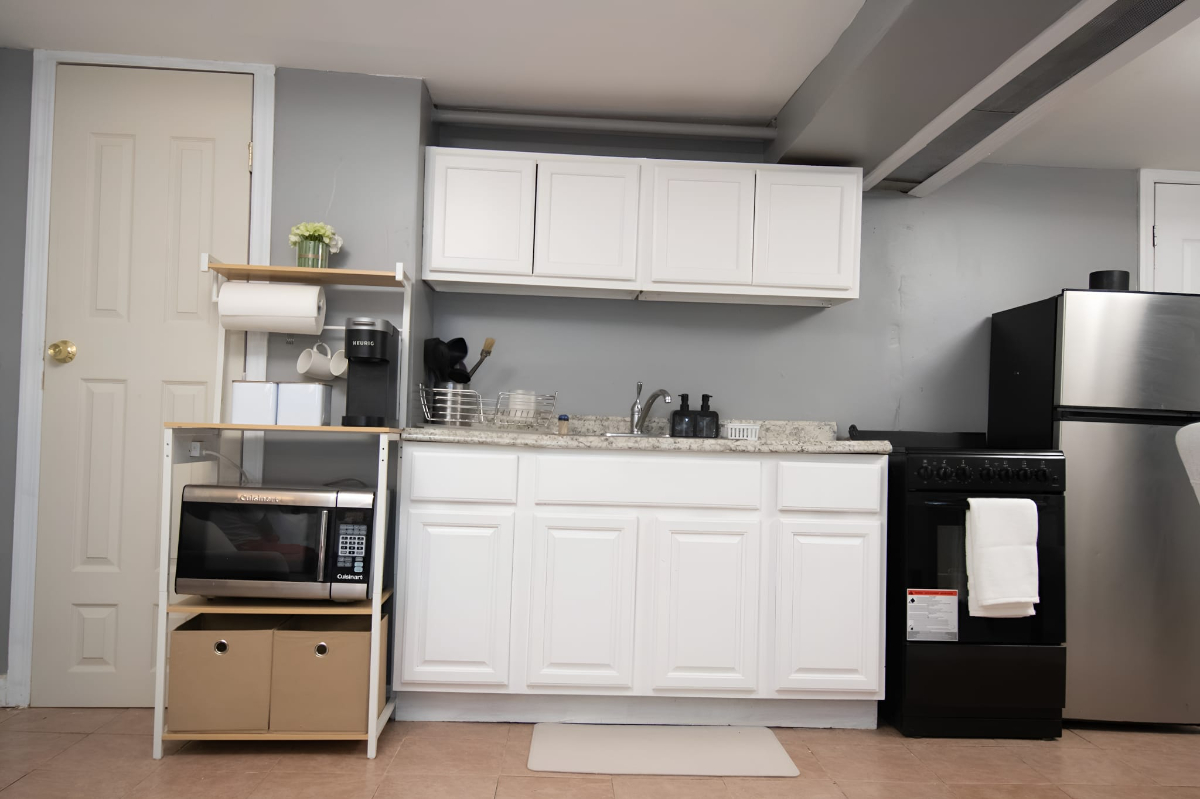 Private Suite in Queens, Seperate Entrance, Near NYC , Quiet & Convenient , All Utilities Included - Photo 4