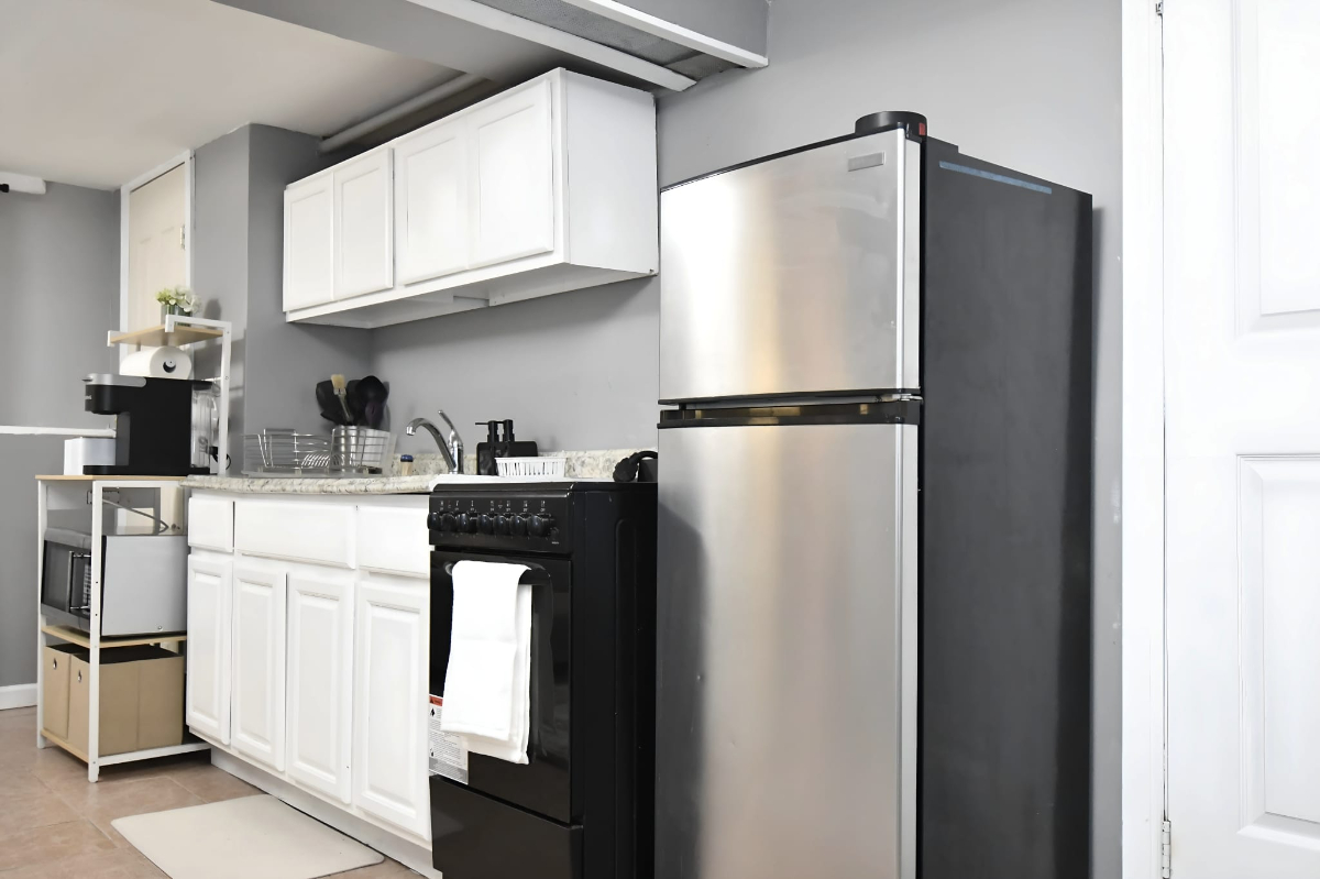 Private Suite in Queens, Seperate Entrance,  Near NYC , Quiet & Convenient , All Utilities Included - Photo 9