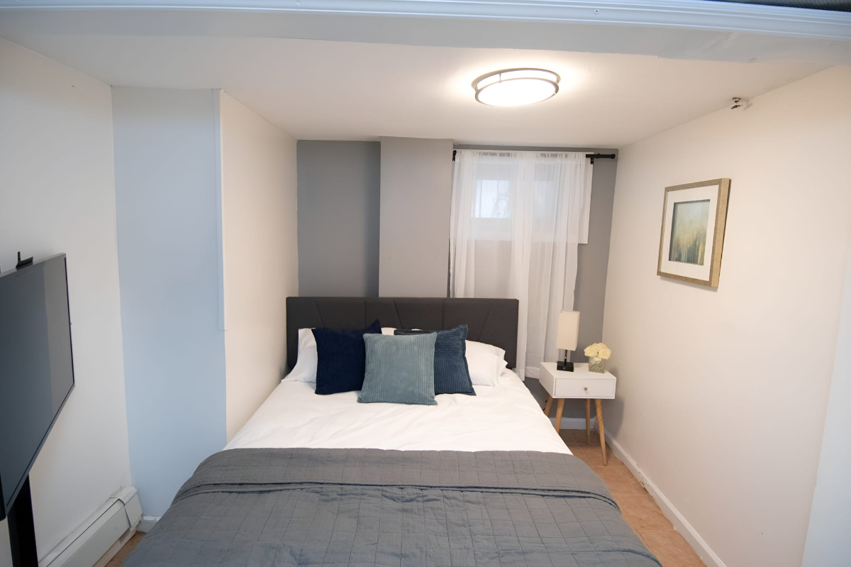 Private Suite in Queens, Seperate Entrance,  Near NYC , Quiet & Convenient , All Utilities Included - Photo 11
