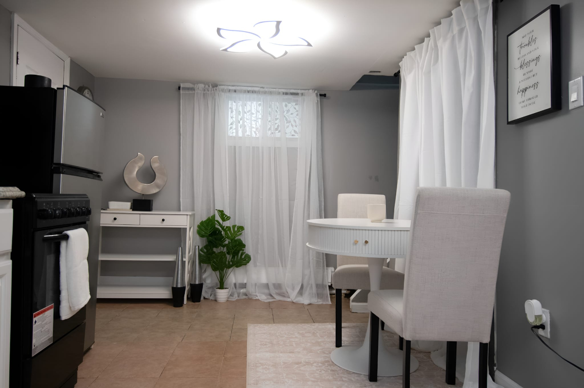 Private Suite in Queens, Seperate Entrance, Near NYC , Quiet & Convenient , All Utilities Included - Photo 5