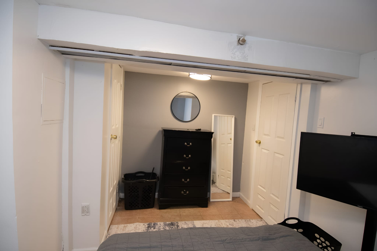 Private Suite in Queens, Seperate Entrance,  Near NYC , Quiet & Convenient , All Utilities Included - Photo 12