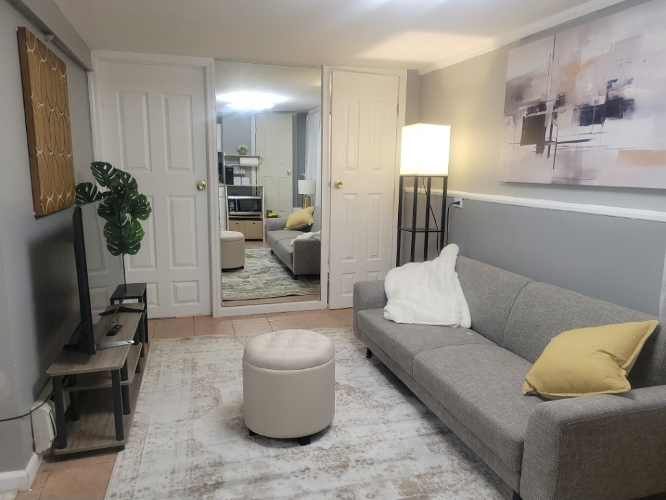 Private Suite in Queens, Seperate Entrance,  Near NYC , Quiet & Convenient , All Utilities Included - Photo 7