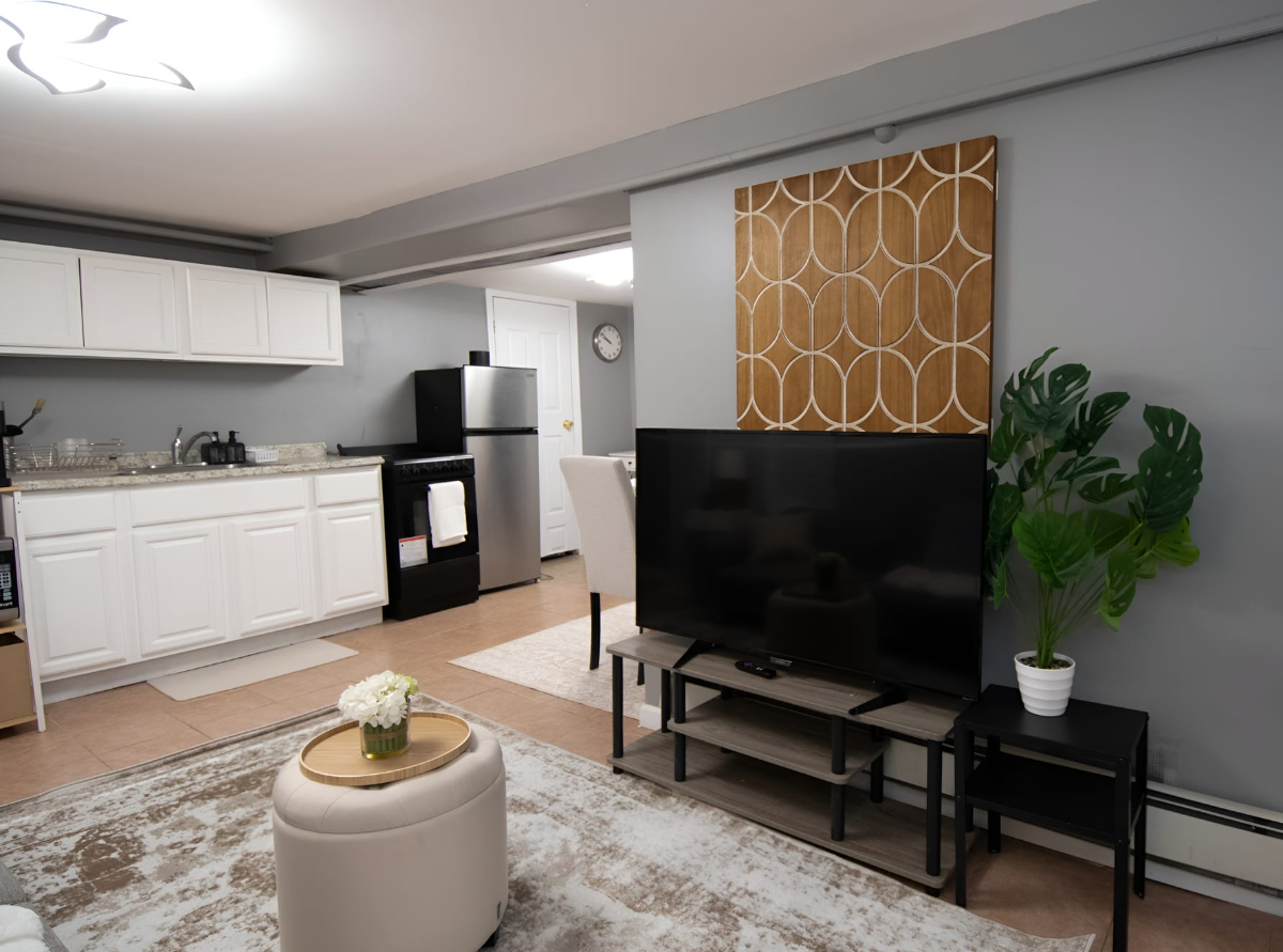 Private Suite in Queens, Seperate Entrance, Near NYC , Quiet & Convenient , All Utilities Included - Photo 2