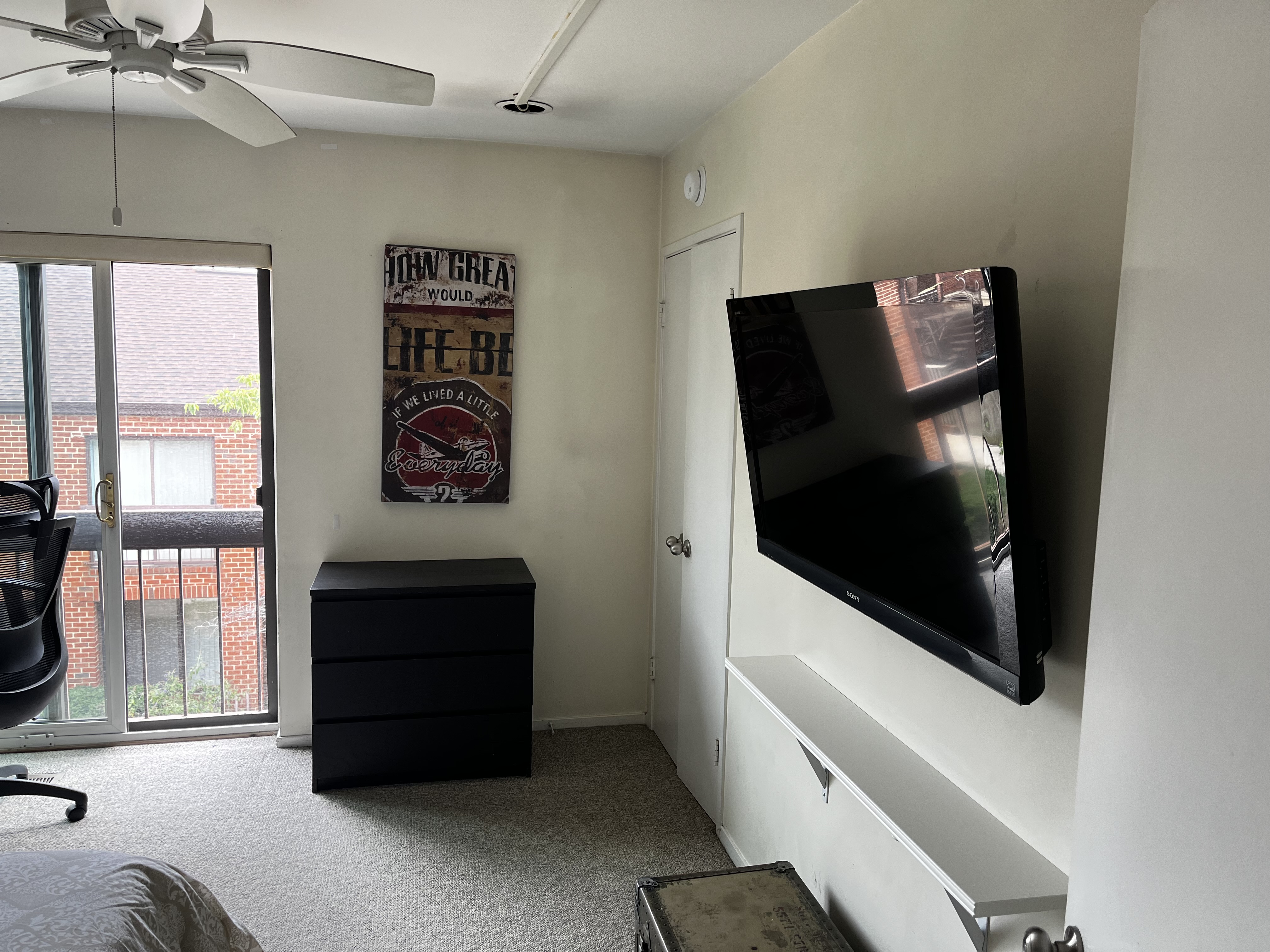 City Comfort on a Quiet Cul-de-Sac. Cozy Room in 2BR Townhome with Fireplace, Patio & Grill - Photo 5