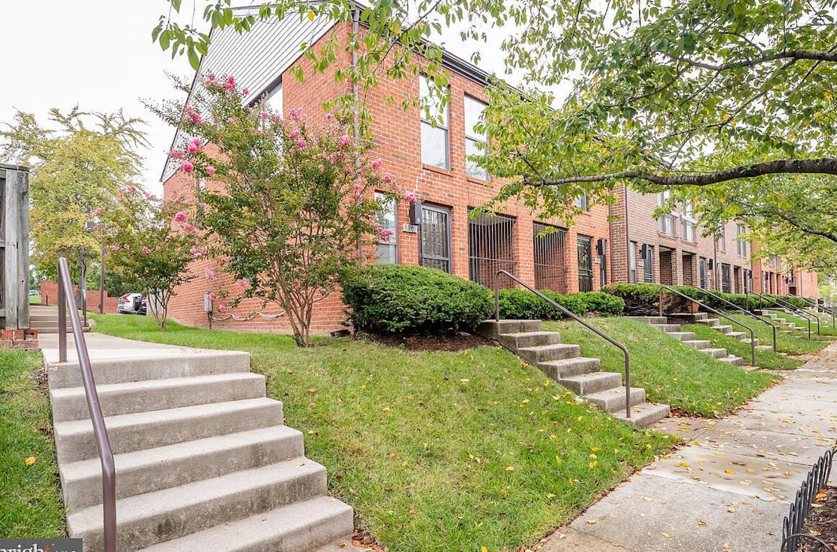 City Comfort on a Quiet Cul-de-Sac. Cozy Room in 2BR Townhome with Fireplace, Patio & Grill - Photo 12