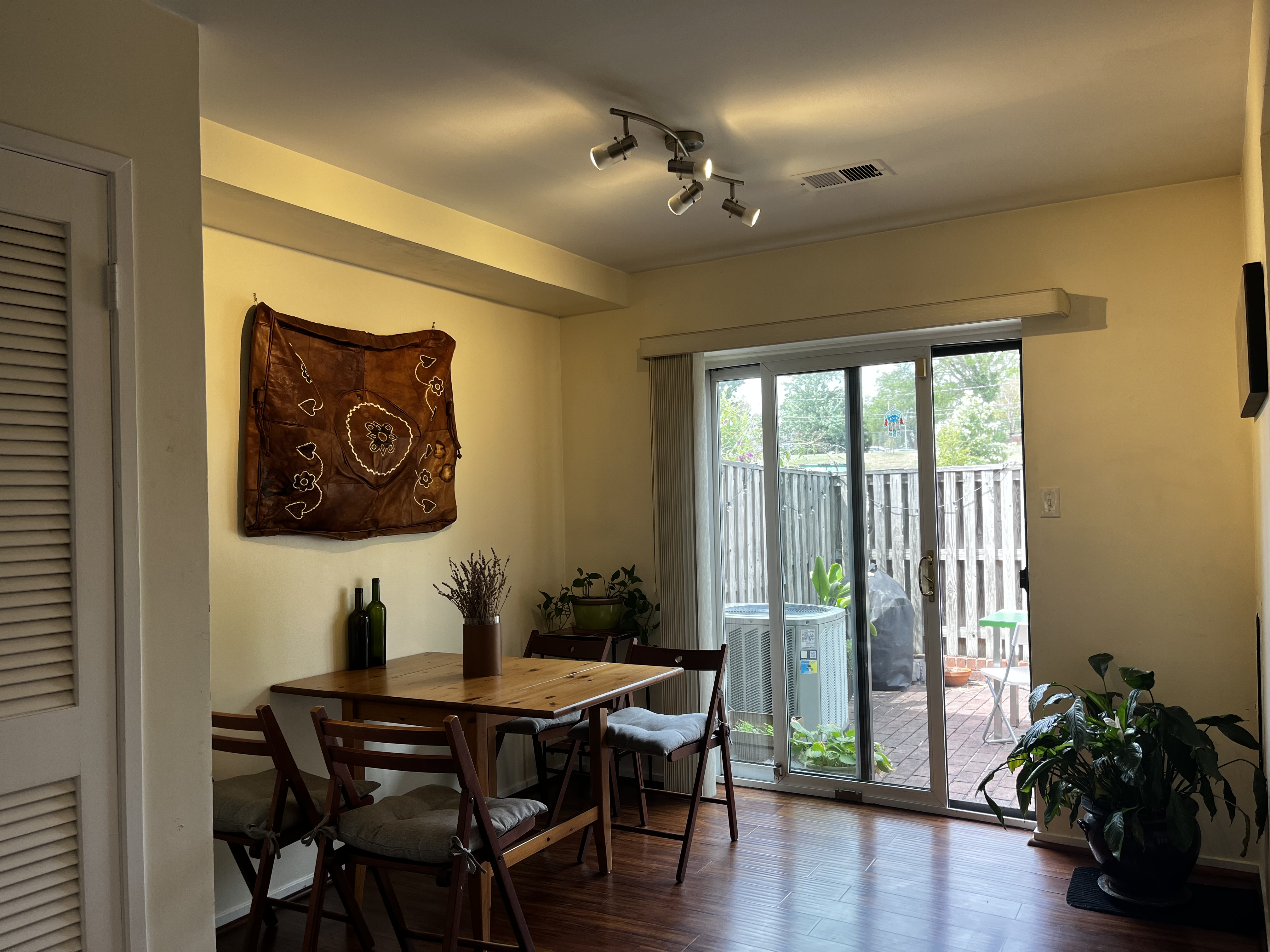 City Comfort on a Quiet Cul-de-Sac. Cozy Room in 2BR Townhome with Fireplace, Patio & Grill - Photo 9