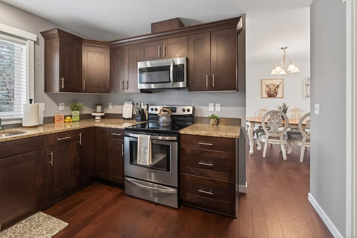 Spacious 4 BDR Home Near St Charles Medical Center, Downtown Bend, And Pine Nursery Park - Photo 5