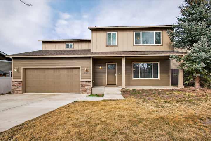 Spacious 4 BDR Home Near St Charles Medical Center, Downtown Bend, And Pine Nursery Park - Photo 1