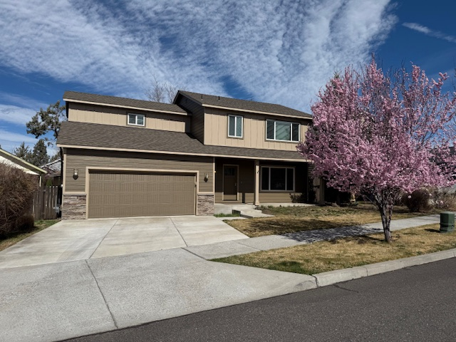 Spacious 4 BDR Home Near St Charles Medical Center, Downtown Bend, And Pine Nursery Park - Photo 2