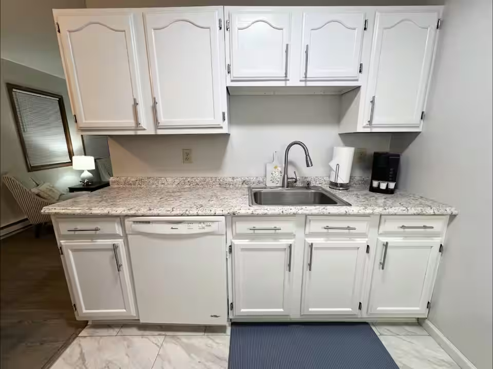 Clean and Modern 2BR Downstairs Apt - Photo 6