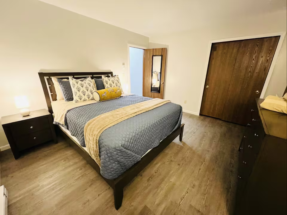 Clean and Modern 2BR Downstairs Apt - Photo 8