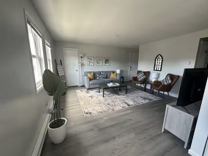 Clean and Modern 2BR Downstairs Apt - Photo 3
