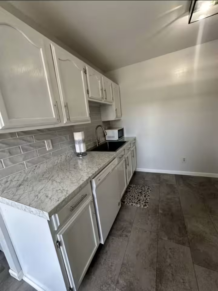 Clean and Modern 2BR Downstairs Apt - Photo 10
