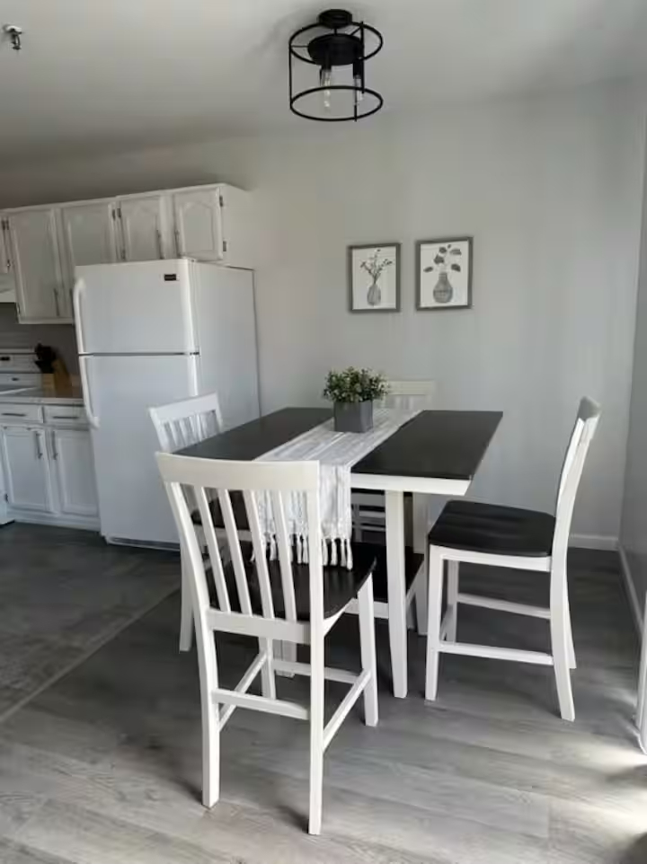 Clean and Modern 2BR Downstairs Apt - Photo 4