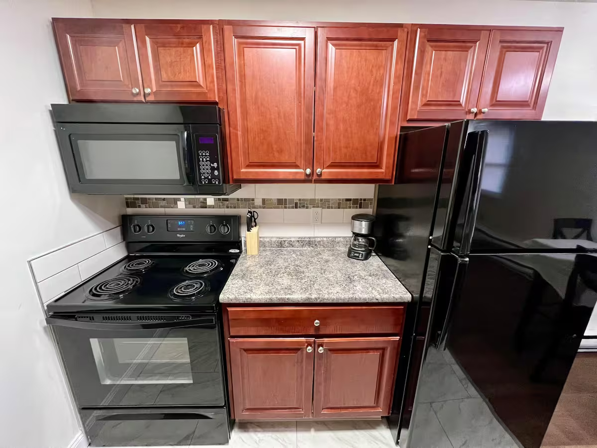 Clean and Modern 2BR Downstairs Apt - Photo 7
