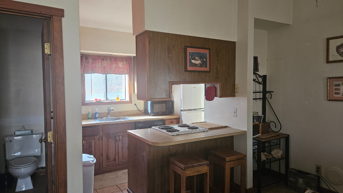 Comfortable and cozy 2 bedroom one and a half bath condo in beautiful Quechee Vermont Fully equippe - Photo 5