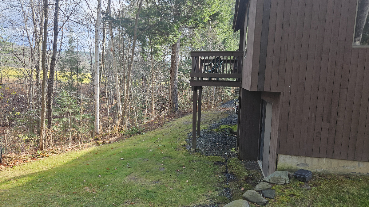Comfortable and cozy 2 bedroom one and a half bath condo in beautiful Quechee  Vermont Fully equippe - Photo 10