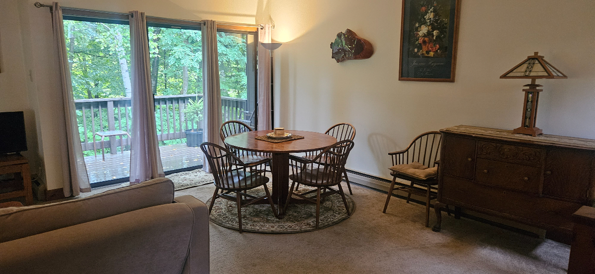 Comfortable and cozy 2 bedroom one and a half bath condo in beautiful Quechee Vermont Fully equippe - Photo 3