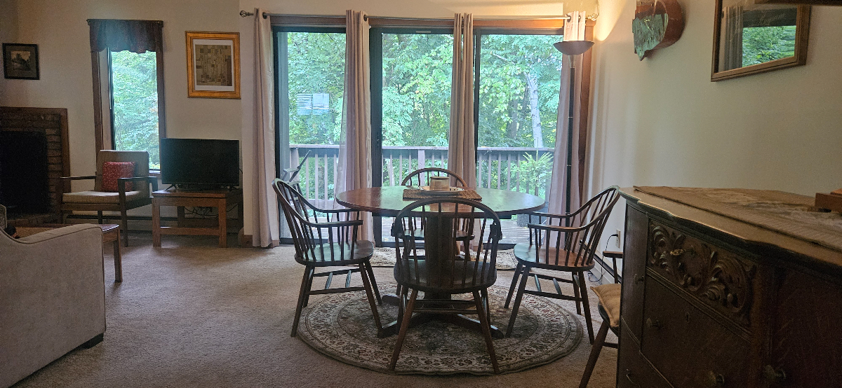 Comfortable and cozy 2 bedroom one and a half bath condo in beautiful Quechee Vermont Fully equippe - Photo 4