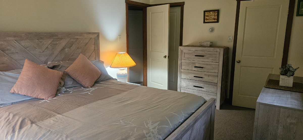 Comfortable and cozy 2 bedroom one and a half bath condo in beautiful Quechee  Vermont Fully equippe - Photo 7