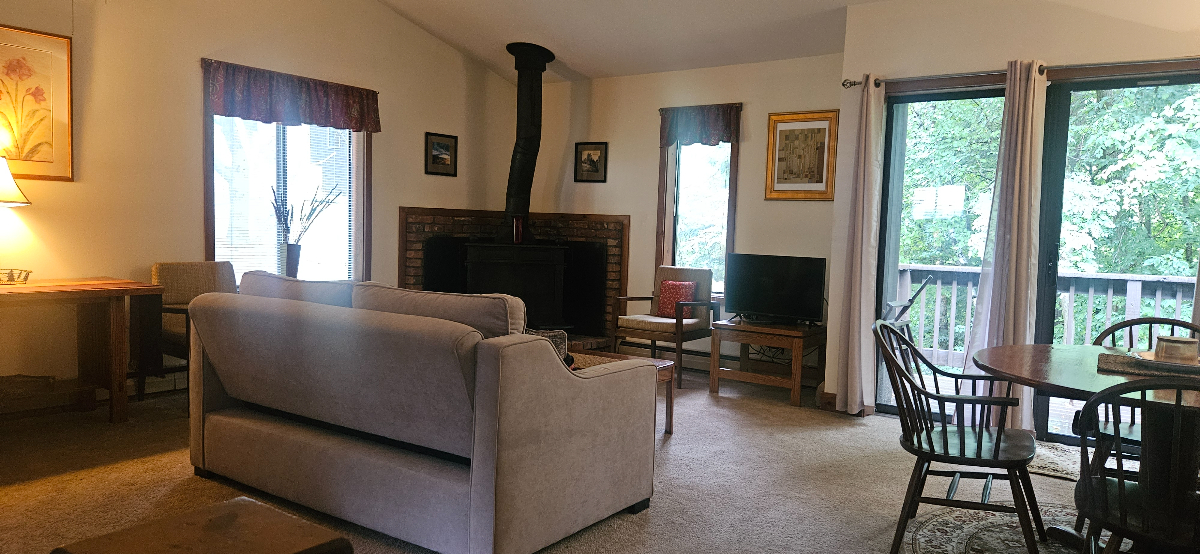 Comfortable and cozy 2 bedroom one and a half bath condo in beautiful Quechee Vermont Fully equippe - Photo 2