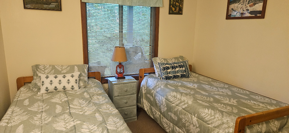 Comfortable and cozy 2 bedroom one and a half bath condo in beautiful Quechee  Vermont Fully equippe - Photo 8