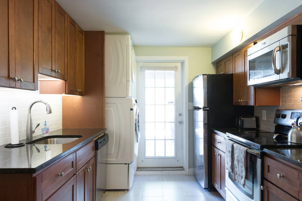 Apartment in Petworth - In-Unit Laundry & Off Street Parking - Photo 10