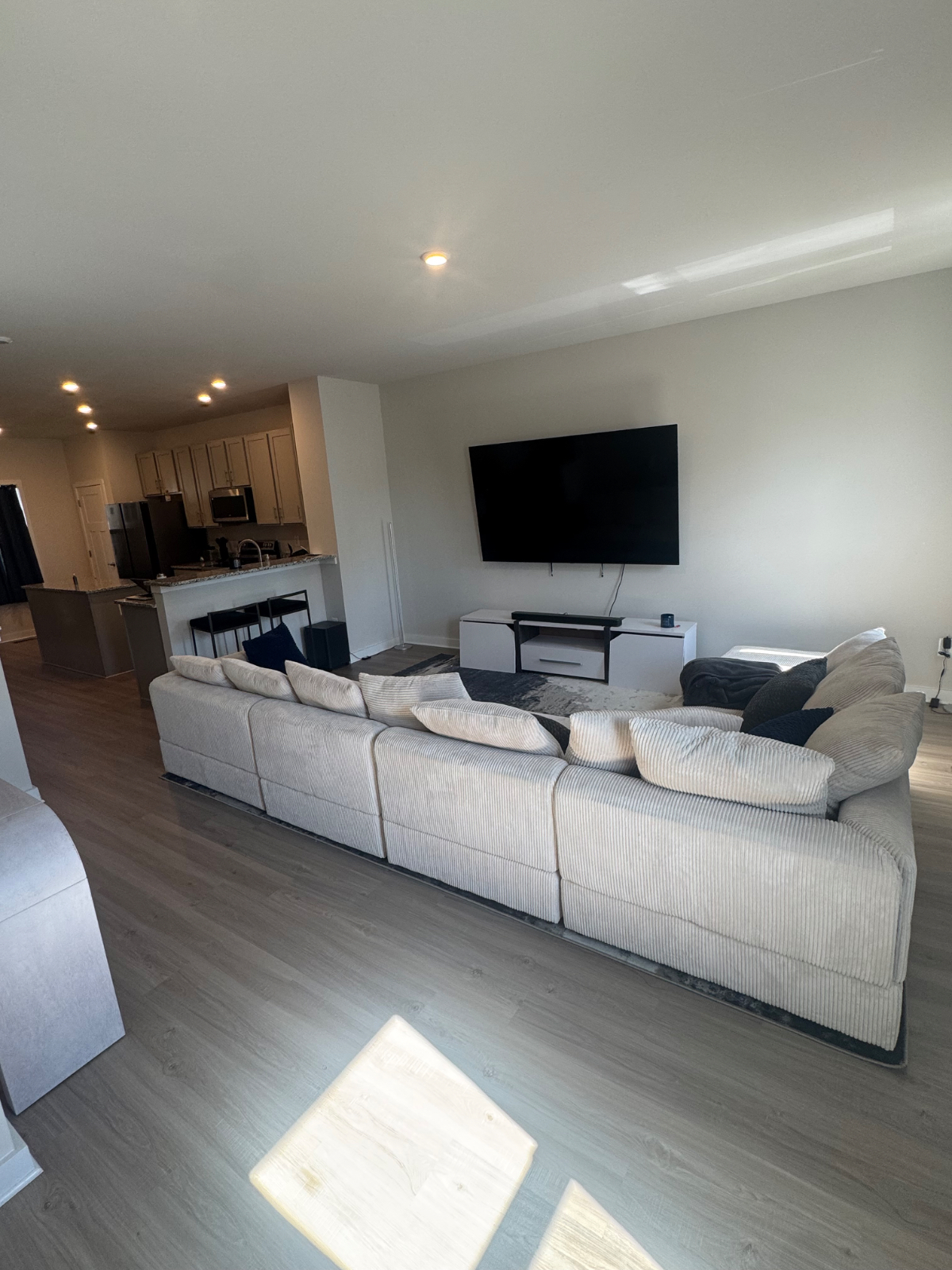 New End Unit 4BR/3.5BA Furnished Townhome -Home Gym-Garage -Utilities Included - Photo 2