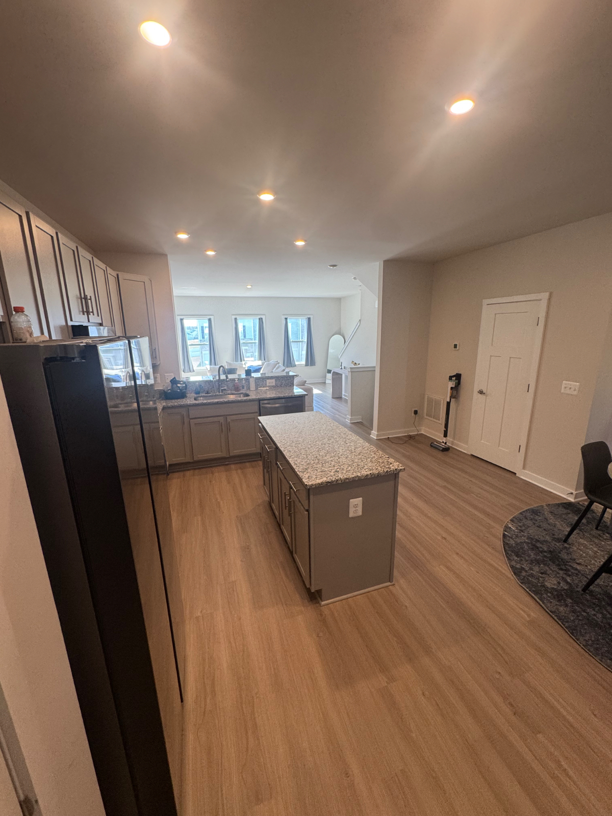 New End Unit 4BR/3.5BA Furnished Townhome -Home Gym-Garage -Utilities Included - Photo 4