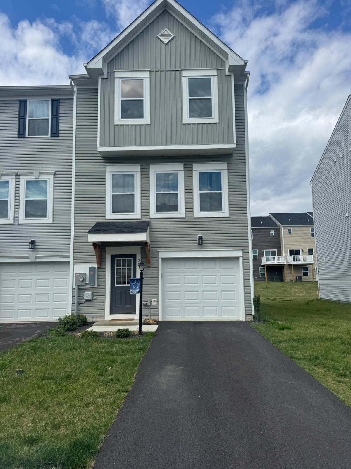 New End Unit 4BR/3.5BA Furnished Townhome -Home Gym-Garage -Utilities Included - Photo 5