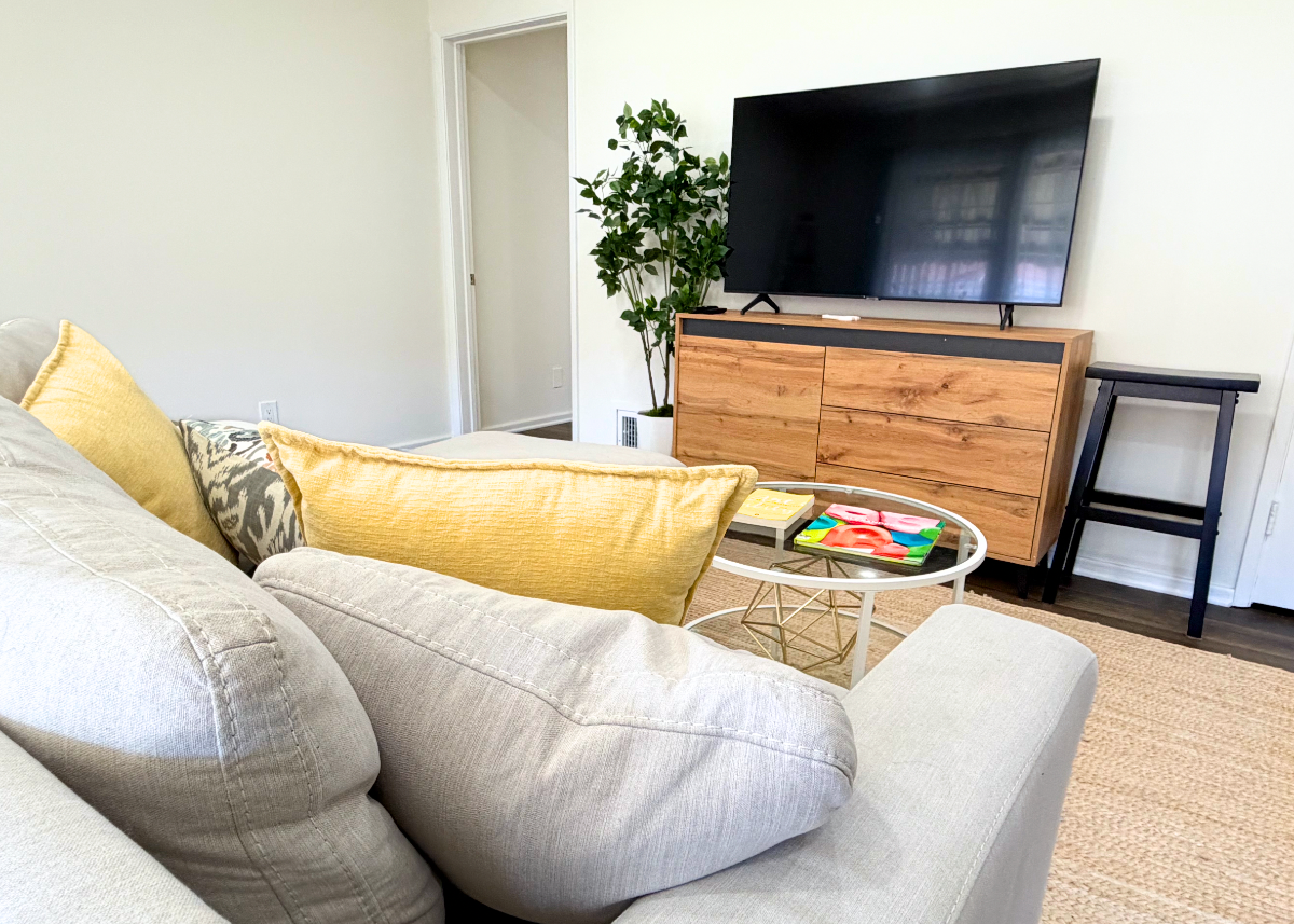 Modern, Central LA Apartment - Photo 1