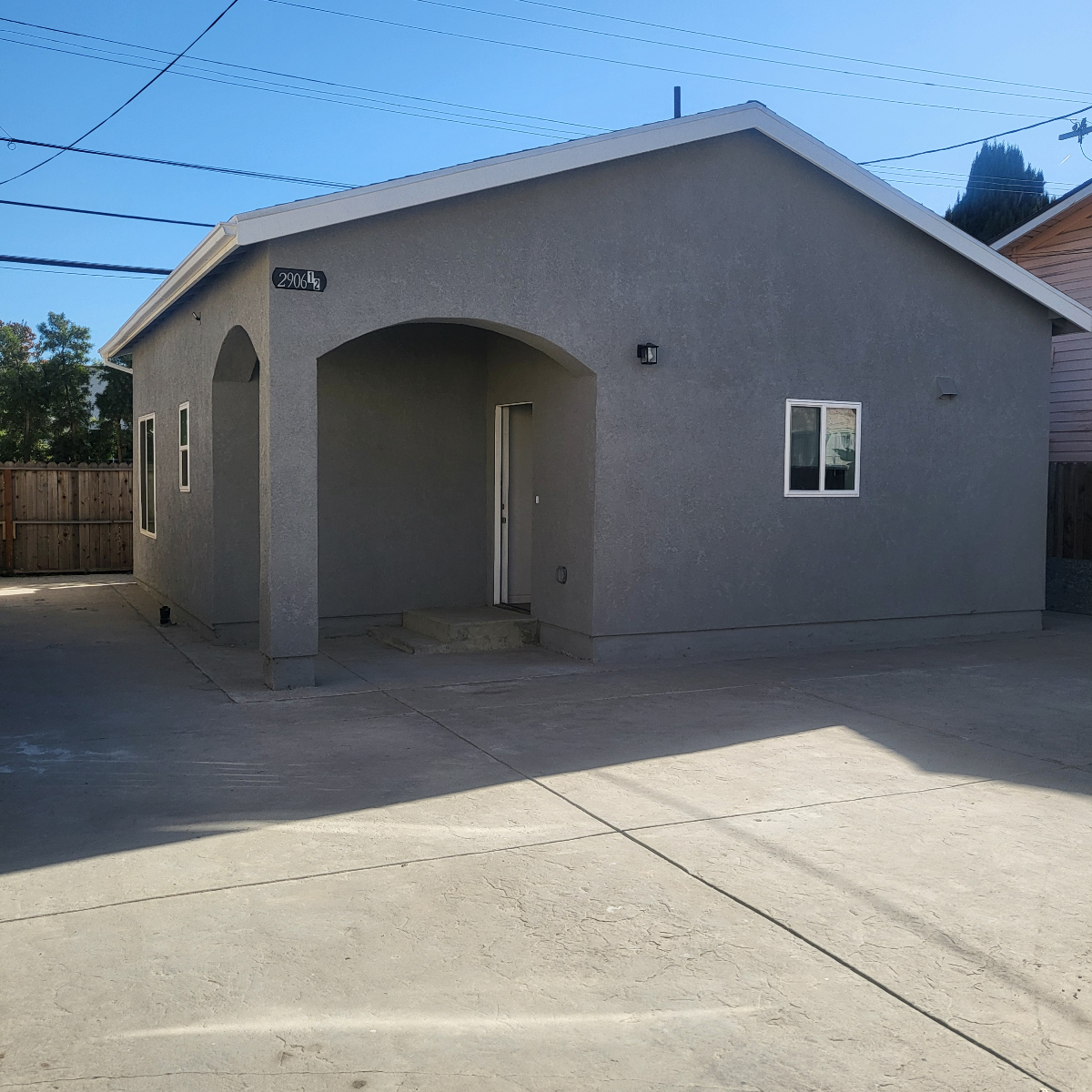 Bright And Functional Home With In Unit Laundry And Easy Transit Access - Photo 1