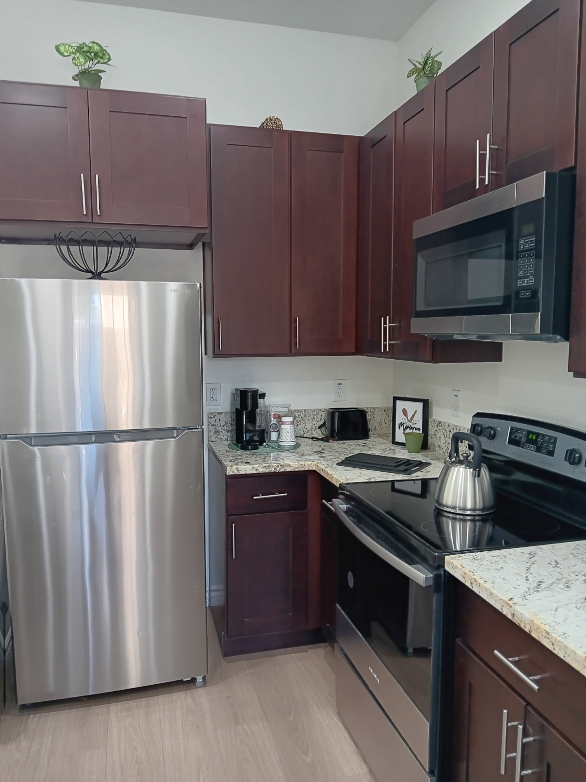 Bright And Functional Home With In Unit Laundry And Easy Transit Access - Photo 2