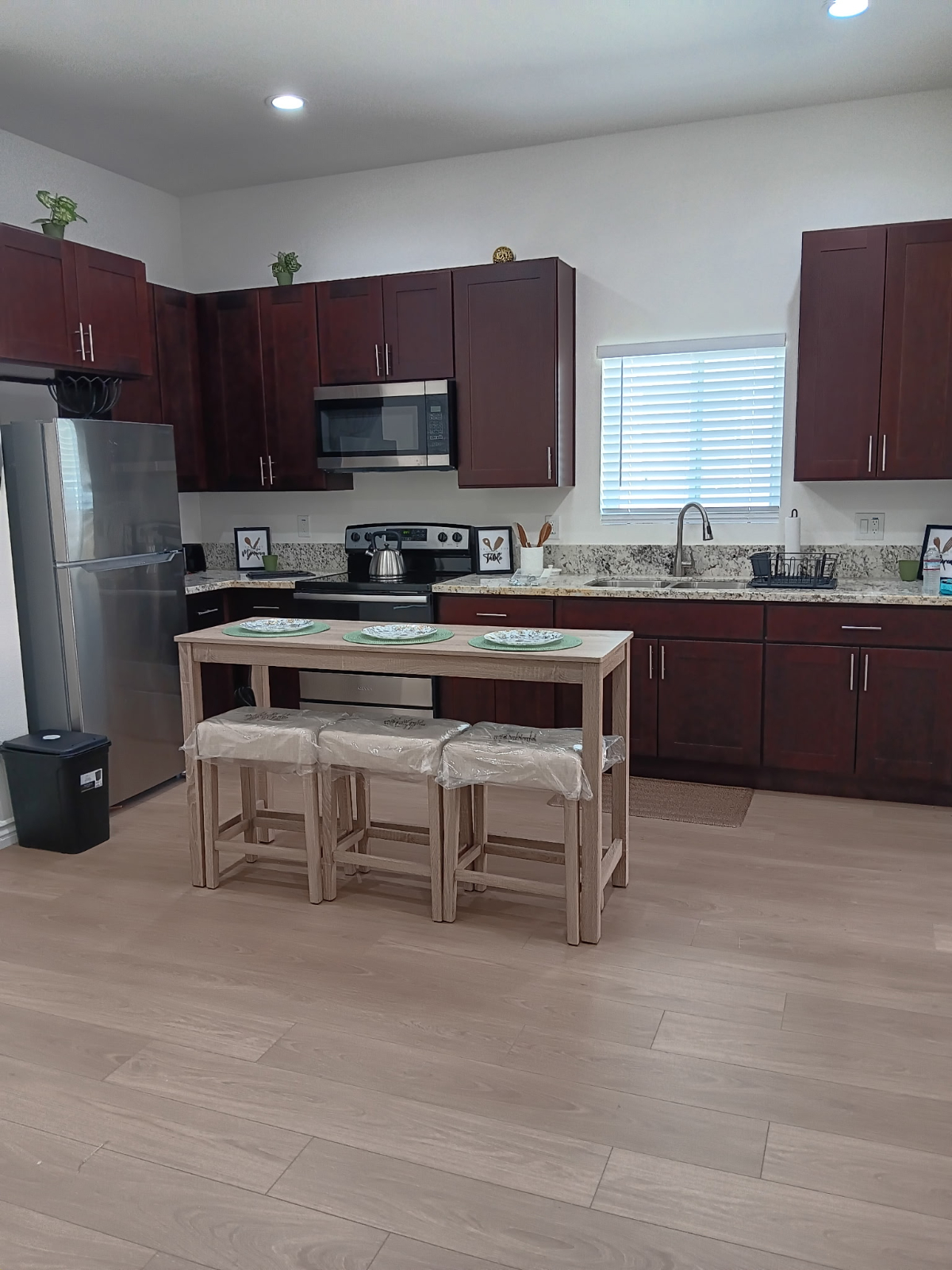Bright And Functional Home With In Unit Laundry And Easy Transit Access - Photo 5