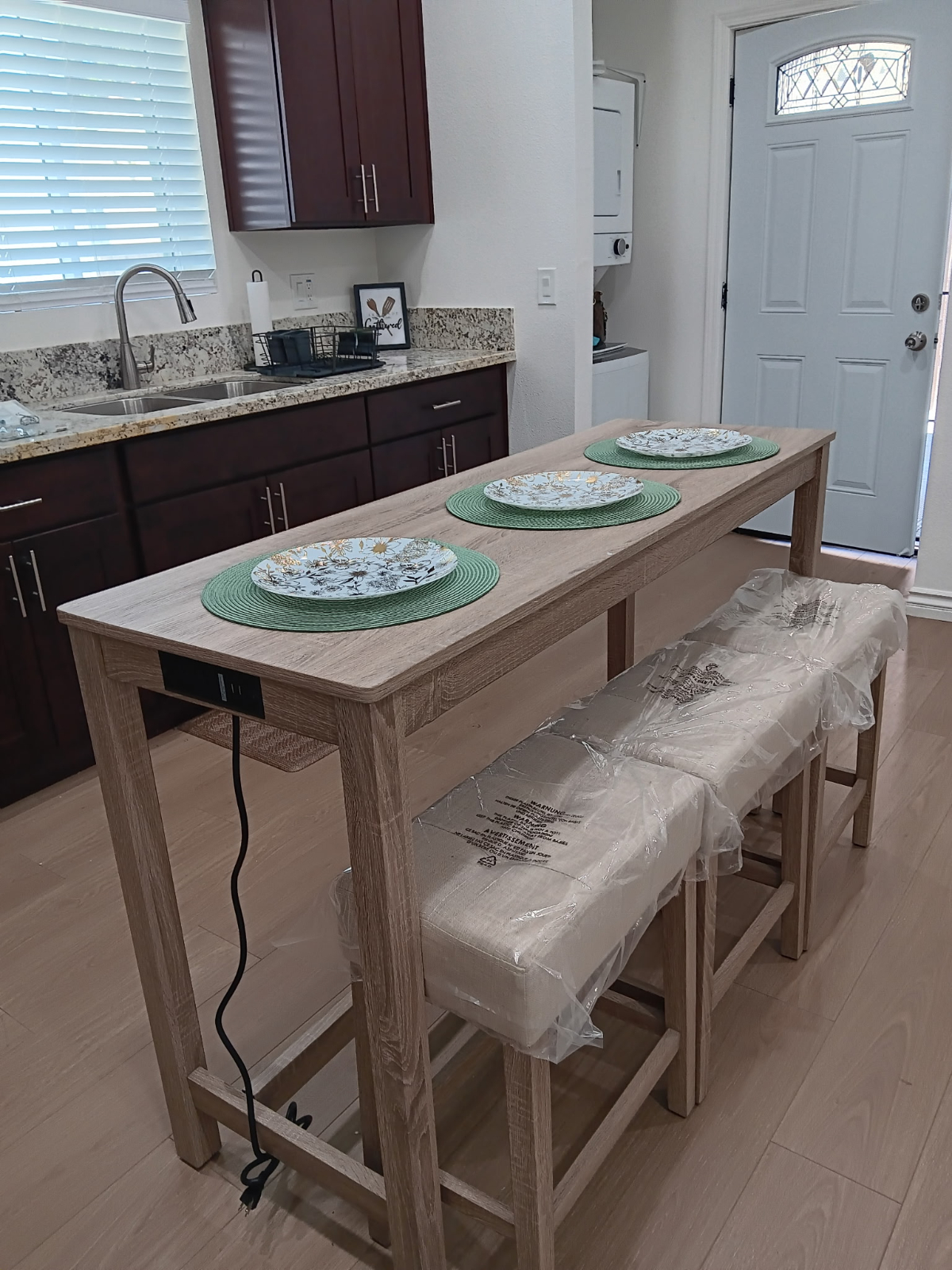Bright And Functional Home With In Unit Laundry And Easy Transit Access - Photo 3