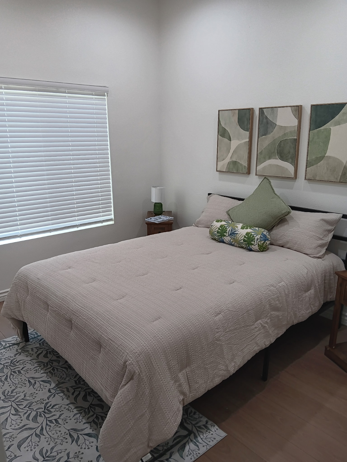 Bright And Functional Home With In Unit Laundry And Easy Transit Access - Photo 4