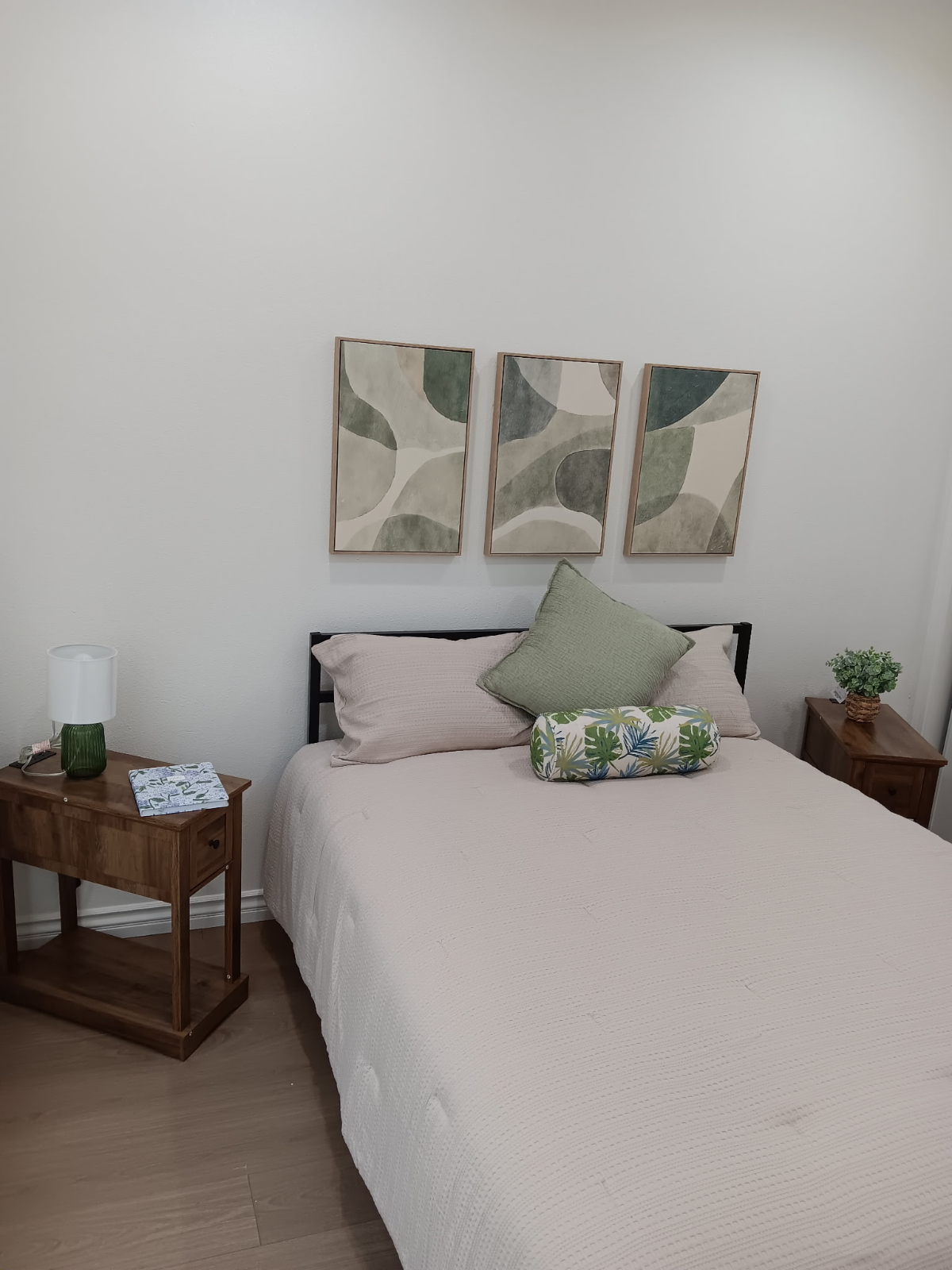 Bright And Functional Home With In Unit Laundry And Easy Transit Access - Photo 6