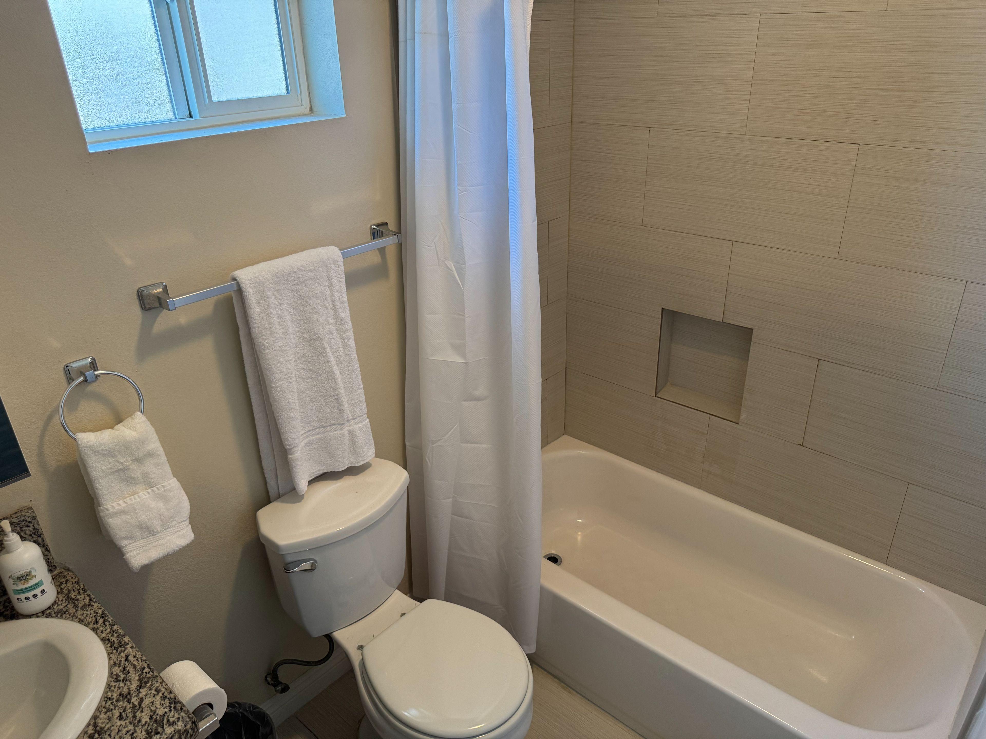 Now Leasing in South Los Angeles | Utilities Included Room 1 - Photo 3