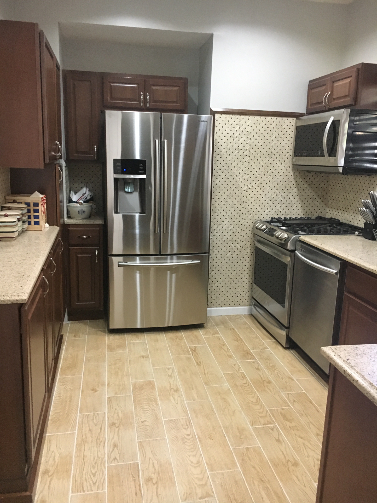 Stylish 3BR First-Floor Apartment with Private Entrance & Spacious Layout -- Prime Location - Photo 4