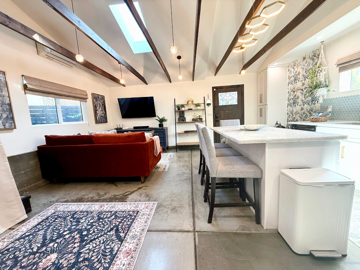 Mini Mansion Loft Guesthouse - W/D, Parking, Private Entrance - All Utilities Incl - Photo 2