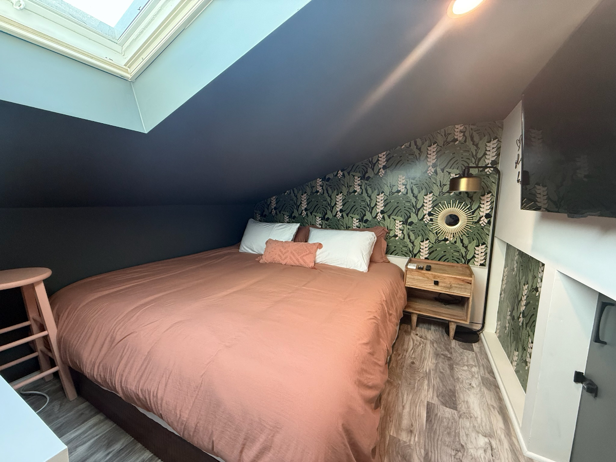 Mini Mansion Loft Guesthouse - W/D, Parking, Private Entrance - All Utilities Incl - Photo 4