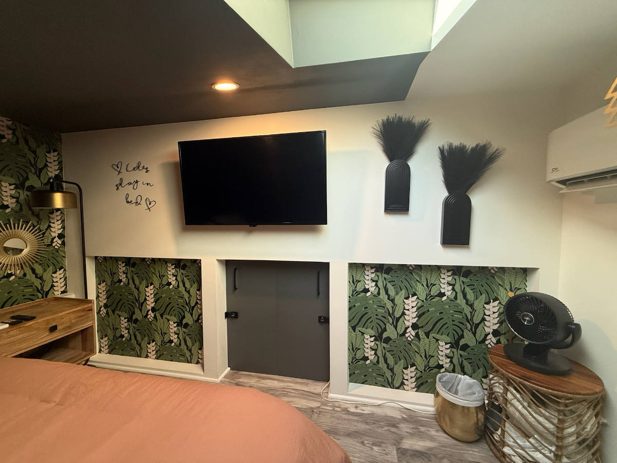 Mini Mansion Loft Guesthouse - W/D, Parking, Private Entrance - All Utilities Incl - Photo 5