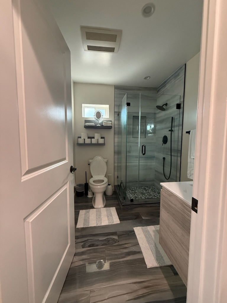Mini Mansion Loft Guesthouse - W/D, Parking, Private Entrance - All Utilities Incl - Photo 6