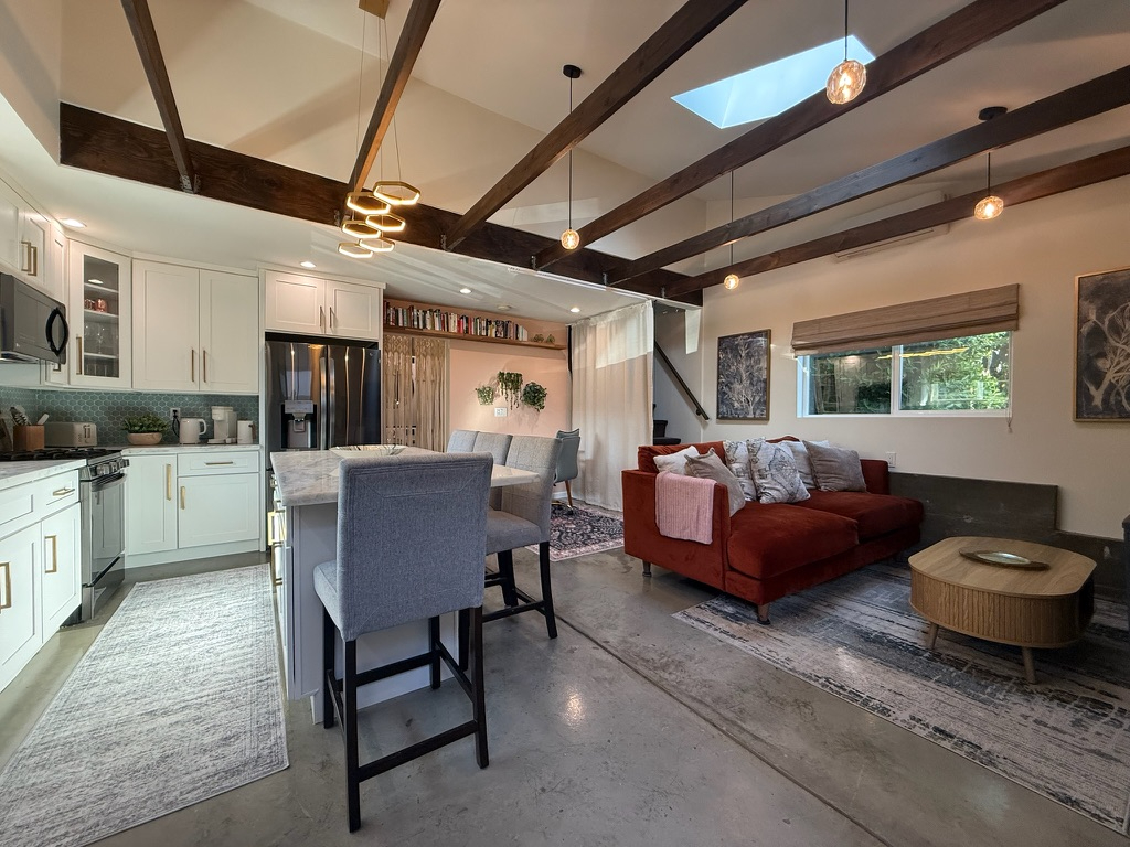 Mini Mansion Loft Guesthouse - W/D, Parking, Private Entrance - All Utilities Incl - Photo 1