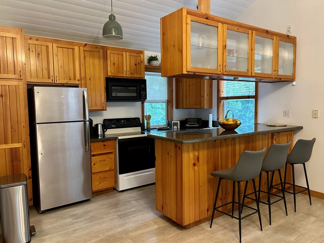 Charming Private Guest House with Garden Views, Patio & Prime Laurel Canyon Location Near Transit and Top LA Destinations - Photo 6
