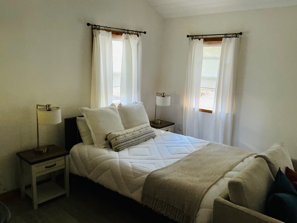 Charming Private Guest House with Garden Views, Patio & Prime Laurel Canyon Location Near Transit and Top LA Destinations - Photo 4